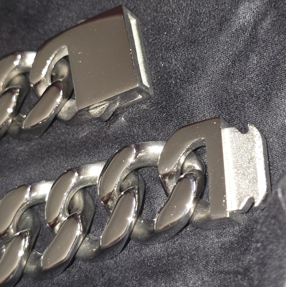 (PICTURES UPDATED) Vitaly RIOT Chain (2) (Silver and Black) - Picture 4 of 9